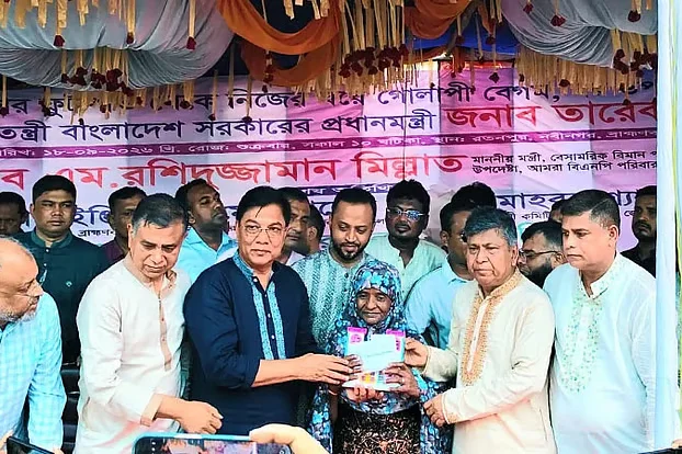 প্রধানমন্ত্রীর দেওয়া বাড়িতে উঠলেন ফুটপাতে বাস করা গোলাপি বেগম