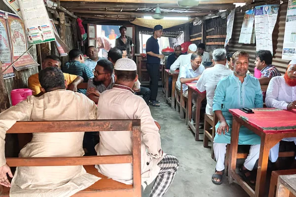 গলির ভেতর শতবর্ষী হোটেল, প্রধান আকর্ষণ নদীর টাটকা মাছ