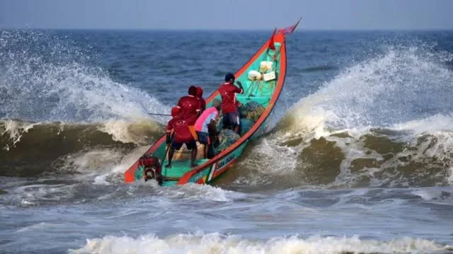 মাছ ধরে ফেরার পথে বঙ্গোপসাগরে ট্রলারডুবি, ১৪ জেলেকে উদ্ধার
